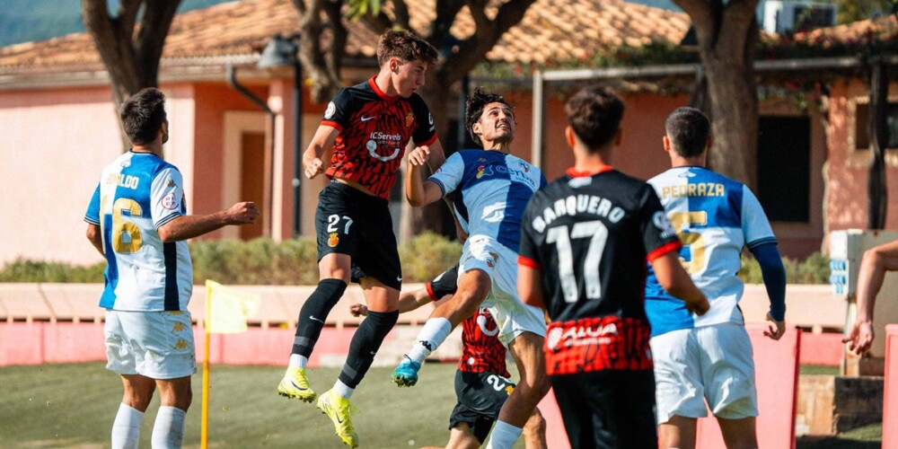 Foto de portada: Diego Cámara, en una disputa de pilota. @RDCMallorcaBase, via X