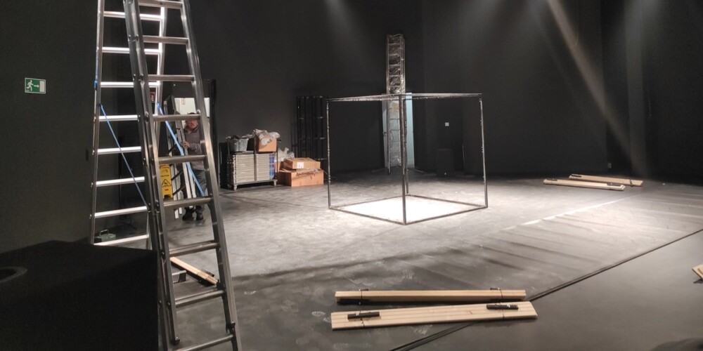 Foto de portada: L'escenari de LaSala preparant un nou espectacle. Autor: M.G