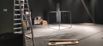 Foto de portada: L'escenari de LaSala preparant un nou espectacle. Autor: M.G