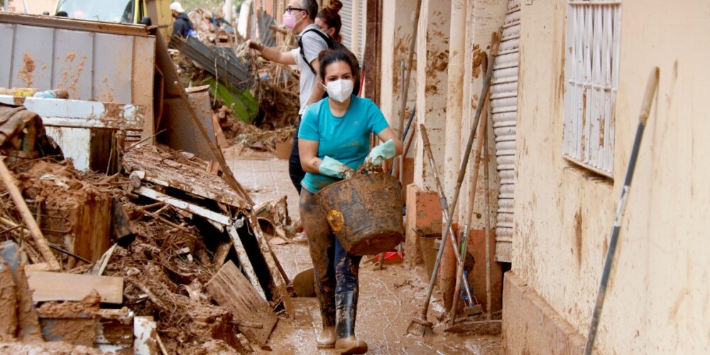 Foto portada: veïns de Paiporta, aquest diumenge 3 de novembre. Autor: ACN.