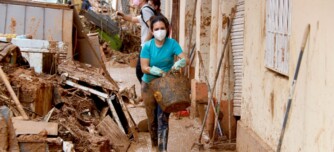 Foto portada: veïns de Paiporta, aquest diumenge 3 de novembre. Autor: ACN.
