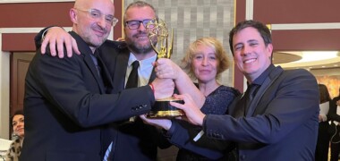 Raül Gallego i l'equip de 'Punt de no retorn', amb l'Emmy. Autor: TV3.