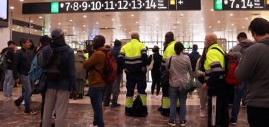 Foto portada: panells en blanc a l'estació de Sants de Barcelona. Foto: ACN.