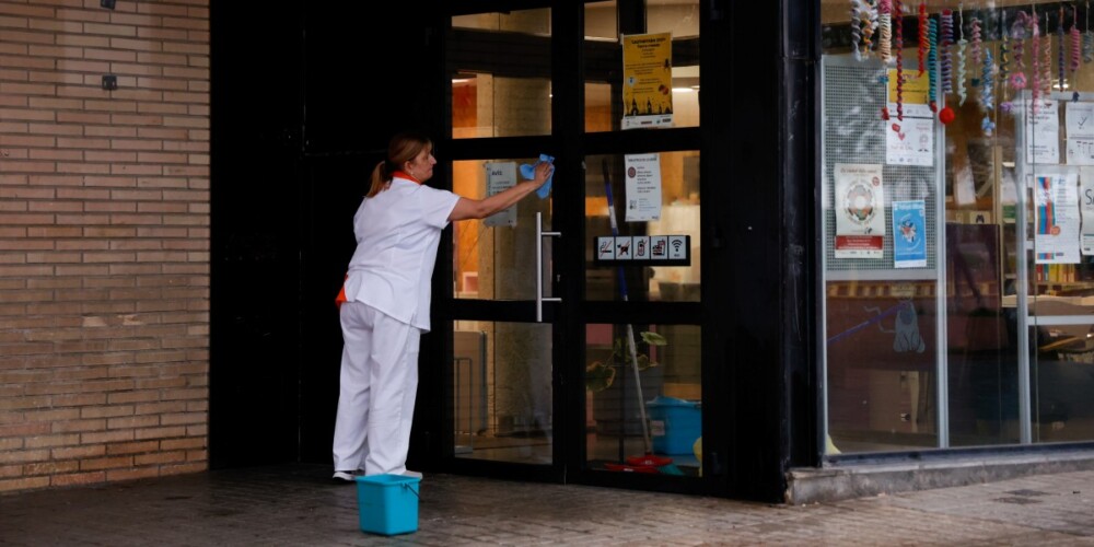 Una treballadora de l'empresa SERVEO, a la bibioteca de la Serra. Autor: D.Jiménez.