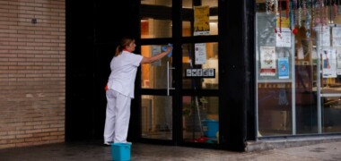 Una treballadora de l'empresa SERVEO, a la bibioteca de la Serra. Autor: D.Jiménez.