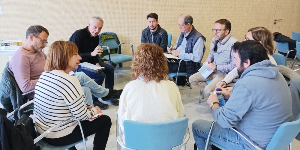 Foto de portada: un grup de debat a la Jornada de Vàlua a Can Llong. Autor: cedida.