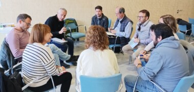 Foto de portada: un grup de debat a la Jornada de Vàlua a Can Llong. Autor: cedida.