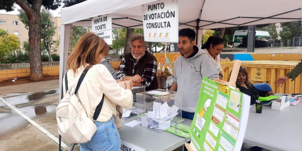 Consulta popular a la plaça Picasso per a les parades del nou Mercat de Campoamor. Autor: cedida.
