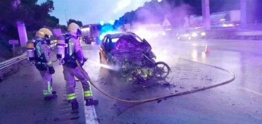 Bombers extingint un incendi a l'AP-7. Autor: Bombers via X,