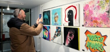 Un home visitant l'exposició de grafitis sobre els Drets Humans. Autor: Jordi M.