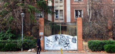 Foto portada: exterior de la caserna, al carrer de Vilarrubias. Autor: I.V.