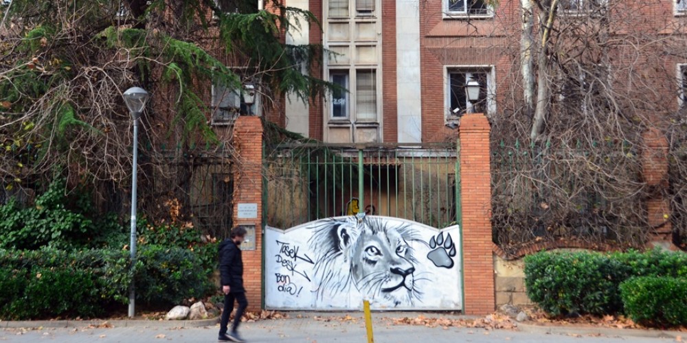 Foto portada: exterior de la caserna, al carrer de Vilarrubias. Autor: I.V.