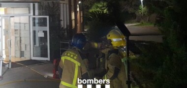 Foto portada: els bombers, a l'exterior de la residència.