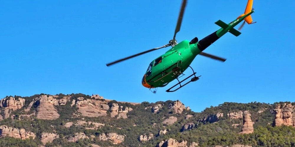Helicòpter de la Diputació de Barcelona amb material per a la Mola | Miquel Badia.