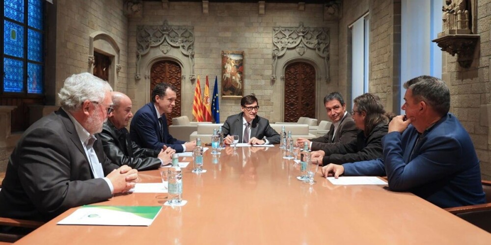 Foto portada: el president de la Generalitat i els representants de les DO d'oli d'oliva de Catalunya, al Palau de la Generalitat. Autor: ACN.