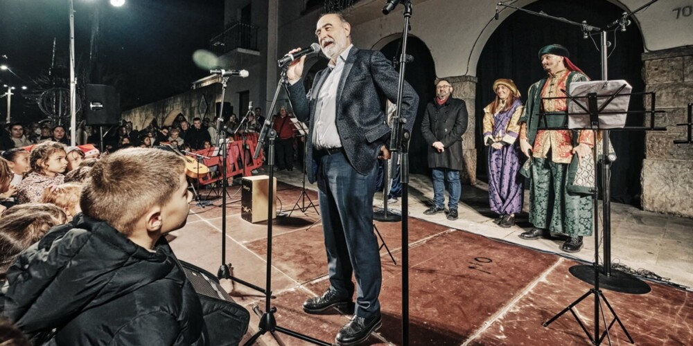 Foto portada: l'alcalde de Barberà, Xavier Garcés, en l'encesa de l'enllumenat nadalenc, fa uns dies. Autor: Ajuntament de Barberà via X.