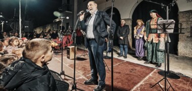 Foto portada: l'alcalde de Barberà, Xavier Garcés, en l'encesa de l'enllumenat nadalenc, fa uns dies. Autor: Ajuntament de Barberà via X.