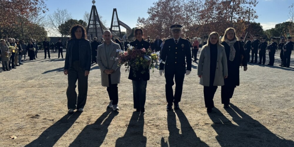 Foto portada: representants de l'Ajuntament i la Policia Municipal, a l'ofrena floral. Autor: Ajuntament.