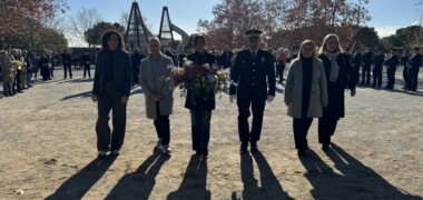 Foto portada: representants de l'Ajuntament i la Policia Municipal, a l'ofrena floral. Autor: Ajuntament.