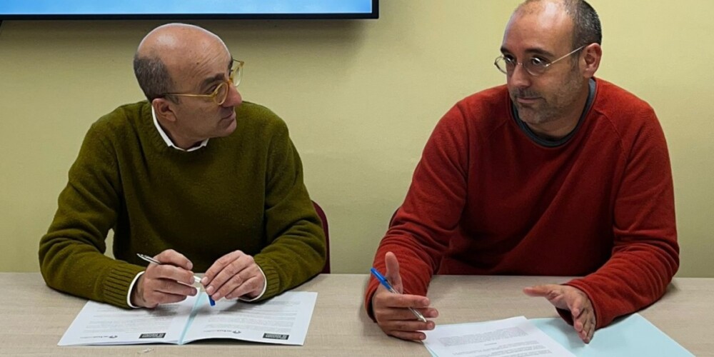 Foto de portada: signatura del conveni amb Josep Escartín i Alberto Capitán (ActuaVallès). Autor: cedida.