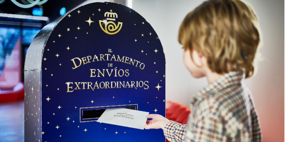 Foto de portada: un nen fent entrega de la seva carta a la bústia màgica. Autor: cedida,