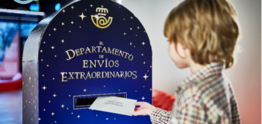 Foto de portada: un nen fent entrega de la seva carta a la bústia màgica. Autor: cedida,