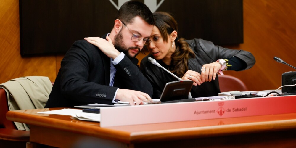 El portaveu del PSC a l'Ajuntament, Eloi Cortés, i Marta Farrés. Autor: D.Jiménez.