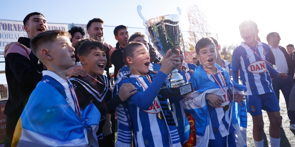 Foto de portada: Celebració amb el trofeu del RCD Espanyol. Autor: D. Jiménez