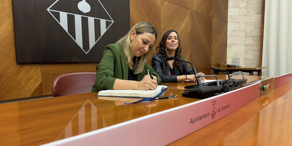 Foto de portada: La consellera d'Igualtat, Eva Menor signant el llibre d'honor. Autor: cedida.