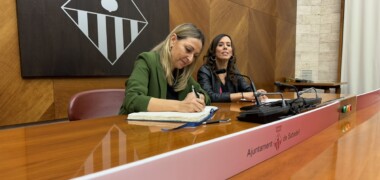 Foto de portada: La consellera d'Igualtat, Eva Menor signant el llibre d'honor. Autor: cedida.