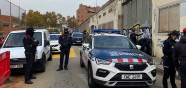 Foto portada: desallotjament de les naus ocupades per una quarantena de persones al barri de Gràcia. Autor: Crida / cedida.