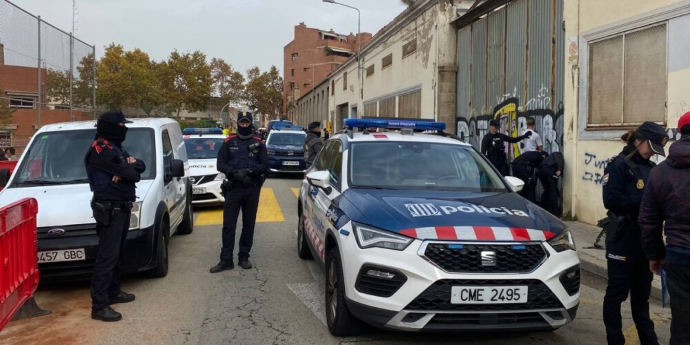 Foto portada: desallotjament de les naus ocupades per una quarantena de persones al barri de Gràcia. Autor: Crida / cedida.