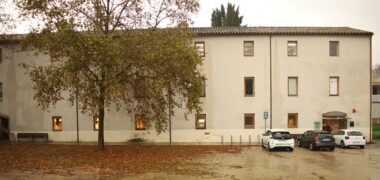 Foto portada: el Molí de Sant Oleguer, primer alberg juvenil, després centre per a joves migrants i finalment alberg temporal per a sensellar. Autora: Alba García.