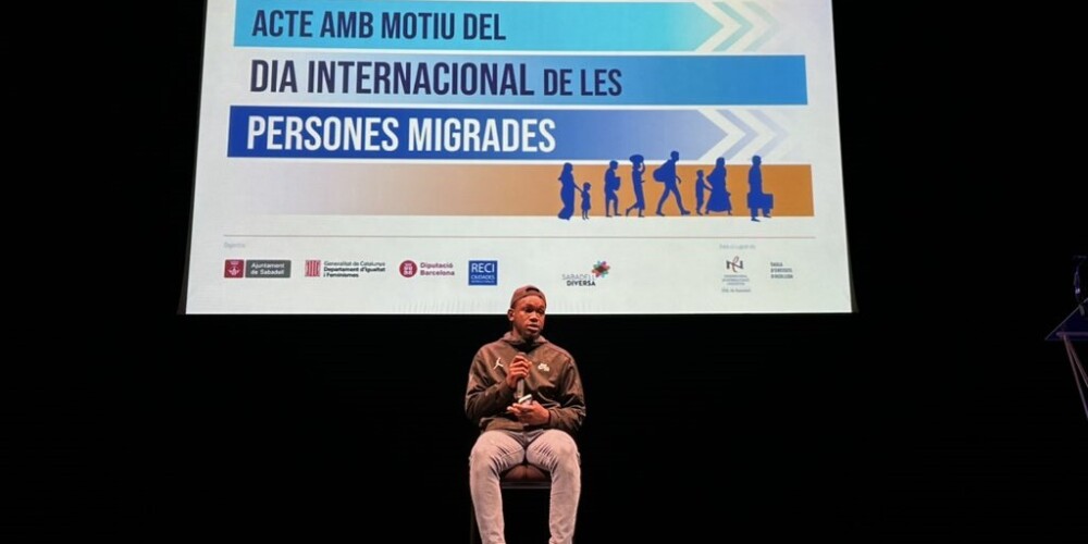 Foto de portada: un moment de l'acte del Dia Internacional de les Persones Migrades: Autor: cedida