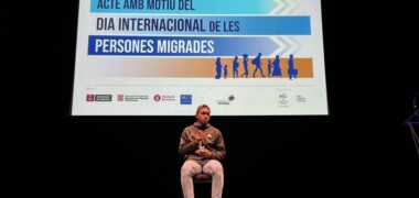 Foto de portada: un moment de l'acte del Dia Internacional de les Persones Migrades: Autor: cedida