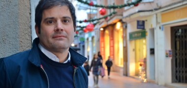 L'escriptor Ramon Piqué, al carrer de Sant Antoni, aquest dimarts. Autor: J.d.A.