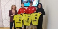 Foto de portada: Les regidores Katia Botta i Montse González, acompanyades dels responsables de l'organització del Club Esportiu Escola Pia, Guillem Reina i David Prieto. Autor: Albert P
