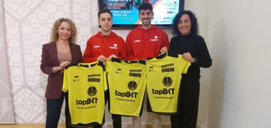 Foto de portada: Les regidores Katia Botta i Montse González, acompanyades dels responsables de l'organització del Club Esportiu Escola Pia, Guillem Reina i David Prieto. Autor: Albert P
