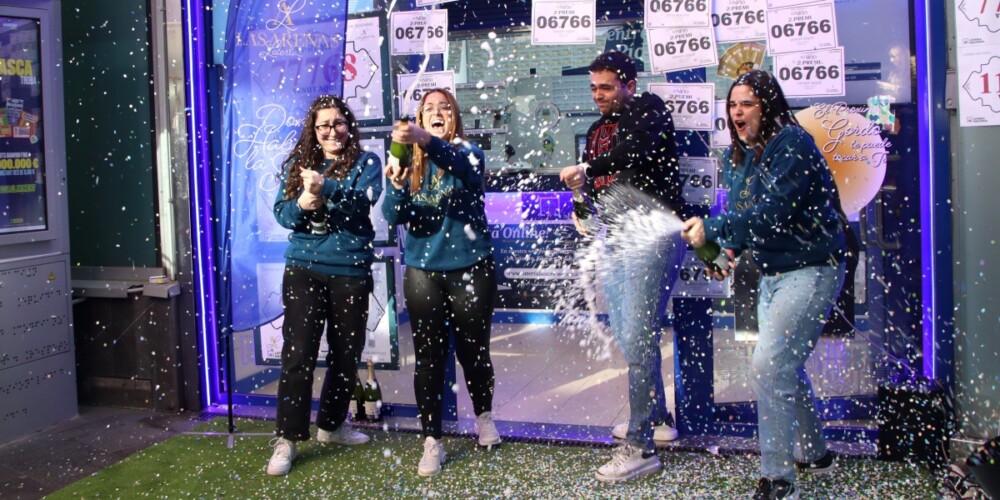 L'equip de l'administració de loteria del centre comercial de Les Arenes, a Barcelona, celebrant el segon premi. Autor. ACN.