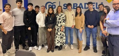 Membres de les Noves Generacions del PP, amb la presidenta local i portaveu municipal del partit, Cuca Santos. Autor: cedida.