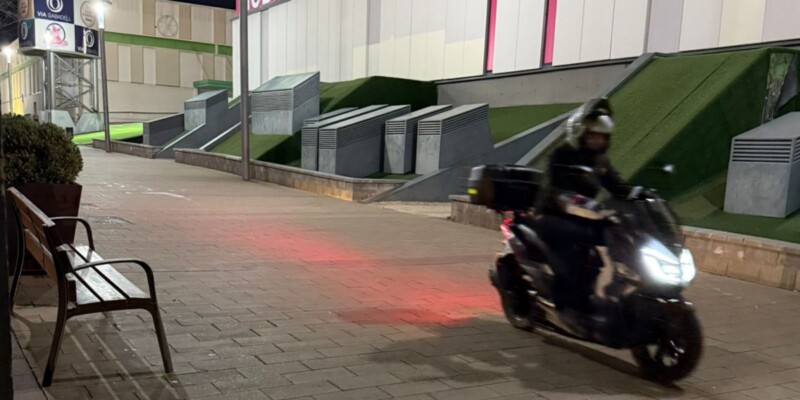 Un repartidor, en moto per la vorera a Via Sabadell. Autor: cedida. 