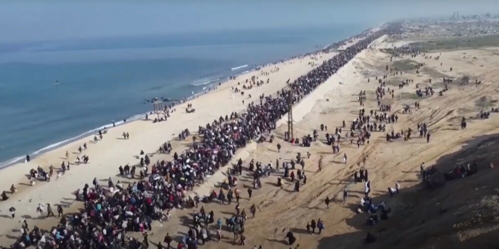 Desplaçats palestins caminant cap al nord de Gaza.