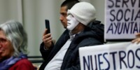 Foto portada: un individu emmascarat, al ple. Autor: D.Jiménez.