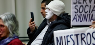 Foto portada: un individu emmascarat, al ple. Autor: D.Jiménez.