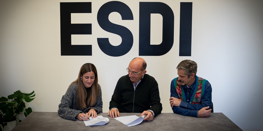 Foto de portada: la signatura de l'acord de col·laboració entre l'ESDI i Inter Leather. Autor: cedida