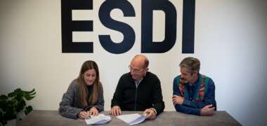 Foto de portada: la signatura de l'acord de col·laboració entre l'ESDI i Inter Leather. Autor: cedida
