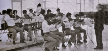 Carreras impartint una classe de música de corda