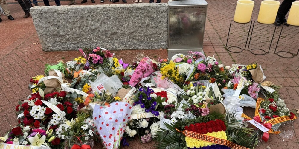 Foto de portada: l'ofrena floral al monument de la plaça Montserrat Roig. Autor: cedida