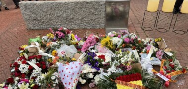 Foto de portada: l'ofrena floral al monument de la plaça Montserrat Roig. Autor: cedida