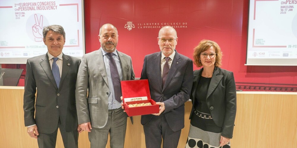 Foto de portada: els representants de la Cambra de Comerç amb el premi ICAB. Autor: cedida